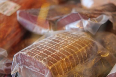 Et ürünleri bir tezgah yüzeyindeki plastik ambalajda görülebilir..