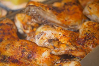 Sulu tavuk parçaları bir yemek etkinliğinde tepsiye konur..