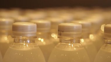 Dükkanda sergilenen temiz su şişelerine yakından bakın..