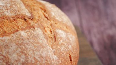 Ahşap bir yüzeyde taze pişmiş ekmeğin yakın görüntüsü.