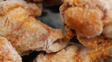 Masada donmuş tavuk kanatları. ,