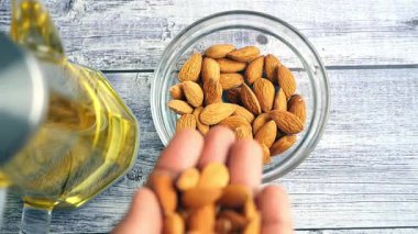 Bu, mutfaktaki yağları kullanarak bademleri hazırlamanın adımlarını gösteriyor..