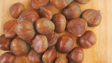 Kestaneler bir mutfak ortamında kızartılmaya hazırlanıyor..