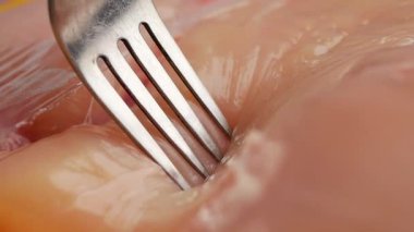 Mutfak bölgesindeki çatal delici çiğ tavuğun yakın çekimi..