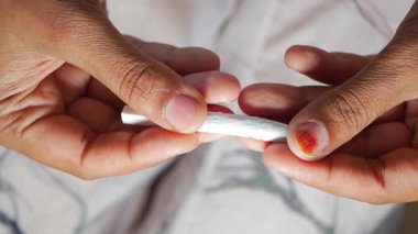 Sigarayı kırmaya yakın. .