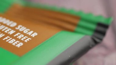 Atıştırmalık ambalaj malzemelerini ve besin bilgilerini vurguluyor.