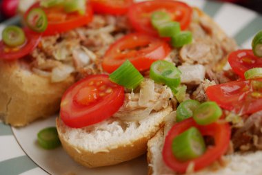 Ekmek, et, domates ve yeşil soğandan yapılmış sandviçler.