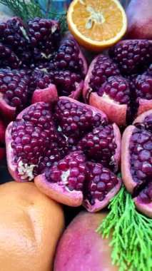 Parlak narlar, portakalın yanındaki çekirdeklerin içini göstererek kesilir..