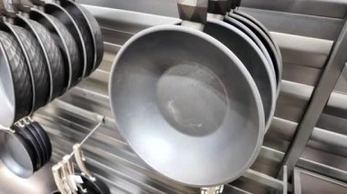 Tabaklar ve kaseler müşterilerin görmesi için bir mutfak mağazasında sergileniyor..