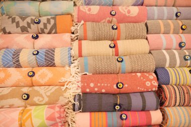 Farklı havlular, çeşitli tasarımları gösteren bir pazarda düzenli olarak düzenlenir..