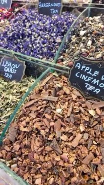 Birçok kurutulmuş ot ve çay çeşidi bir pazarda satılmaya hazırdır..