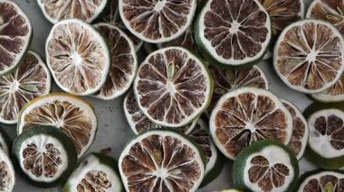 Kurutulmuş kireç dilimleri düz bir yüzeye yerleştirilir..