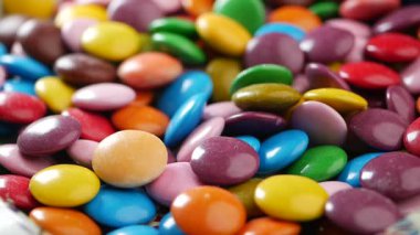 Birçok farklı şekerler parlak renkli bir masada düzenlenir..