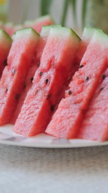 Dilimlenmiş karpuz, yaz için düzgün bir tabakta hazırlanır..