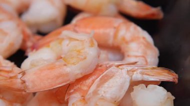 Lezzetli bir yemek için kolay adımlarla karides pişirmeyi öğren..