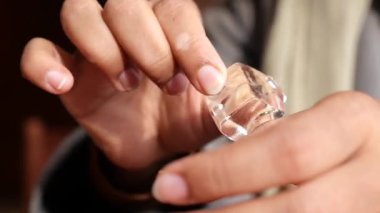 Ağrı kesici olarak buz koymak. .