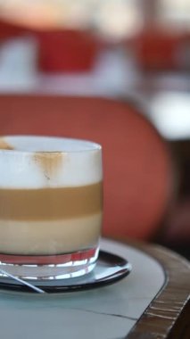 Yoğun bir kafede, kahve içilen bir masayı yakından görebilmek için..