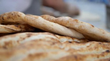 Ekmek, sabahları fırında elle yapılır..