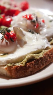 Tavanda haşlanmış yumurta ve taze sebzeli tost var..