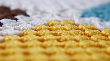 Bu, elle yapılmış renkli bir örgü desenini gösteriyor..