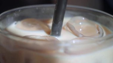 Bu, buzlu kahvenin süt ve buzla nasıl hazırlandığını gösteriyor..