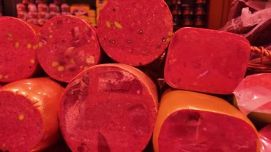 Yerel pazarda istiflenmiş çeşitli et ürünlerinin yakın görünümü.