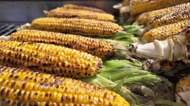 Mısır kızarır ve yaz boyunca yerel bir panayırda koçanda servis edilir..