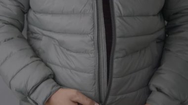 Kirpi ceketin fermuarını düzgün ve kolayca nasıl çekeceğini gösterir..