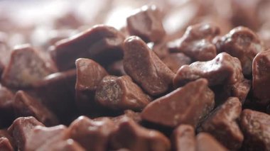Çikolata parçalarının yavaş çekimde bir kabın içine düşmesi. ,