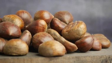 İnsanlar sonbahar mevsiminde pişirmek için taze kestane topluyor..