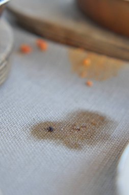 Kahvaltı malzemelerinin yanındaki masa örtüsüne yağ dökülmüş..