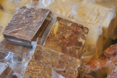 Tedarikçi pazarda satılık paketlenmiş et ürünlerini gösteriyor.