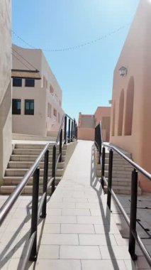 Katar, Doha 2 Şubat 2025. Mina bölgesindeki çöl kasabasında yollar keşfediliyor. .