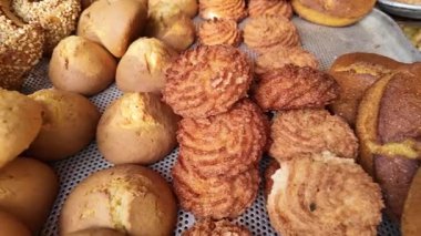 Çeşitli hamur işleri bir pazarda satılığa çıkarılır..