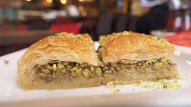 Antep fıstıklı Baklava yoğun bir restoranda bir tabakta servis edilir..