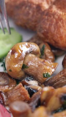 Mantarlar salatalık ve diğer yiyeceklerle dolu bir tabakta otururlar..