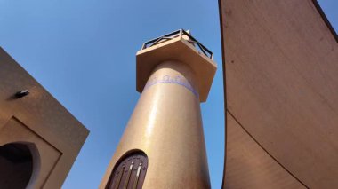 Katar Doha 12 Şubat 2025. Güneşli bir günde Katar 'ın Doha kentindeki ikonik Altın Cami' nin çarpıcı manzarası..