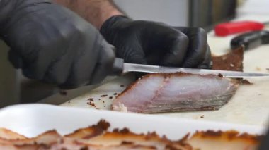 Mutfakta Keskin Bıçakla Balık Dilimleme