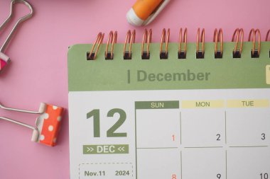 Takvim, 12 Aralık 'ı etrafında renkli kırtasiyelerle gösteriyor..