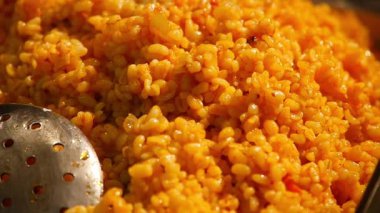 Tabaktaki bulgur pirincini yakından çek. .