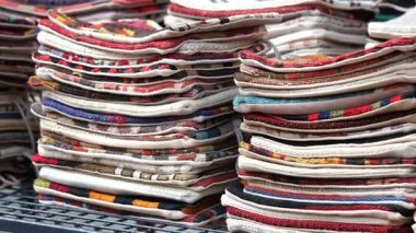 Pazarda satılacak birçok el yapımı kumaş parçasının yakın görünümü.