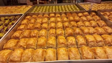 İstanbul 'daki bir fırında farklı türde baklava görüntüsü.