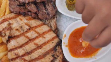 Baharatlı sos ve turşulu ızgara tavuk ve bifteğin tadını çıkarıyorum..