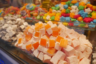 Renkli Türk zevki ve şekerleri bir dükkan vitrininde.