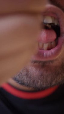 Birisi yemek çubuklarını lokanta masasında yemek için kullanıyor..