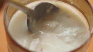 Süt ve kremayı karıştırıyorum. .