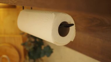 Bir mutfak havlusu sıcak bir ev ortamında bir tutacağa tutunur..