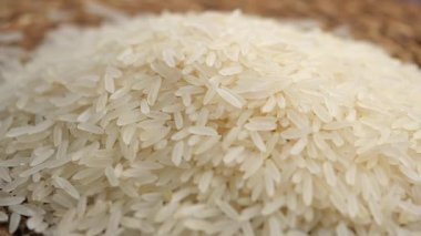 Kavanozda pilav, su ve yemek pişirmek için sıcak..