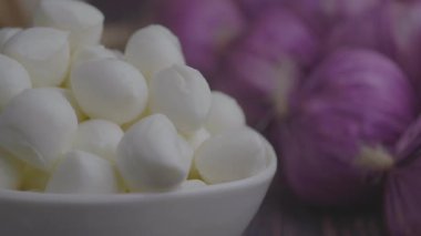 Masada bir kase Mozzarella peyniri ,