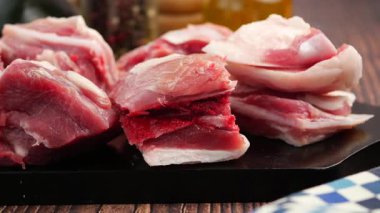 Et parçaları kesme ve pişirme için siyah bir tahtaya konur..